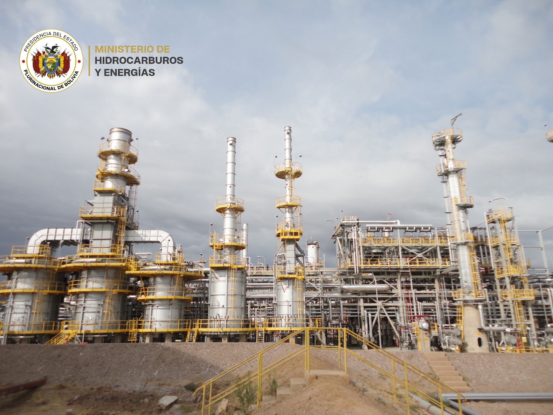Presidente firma D.S. 5701 para permitir el abastecimiento de combustibles y fortalecer la refinación